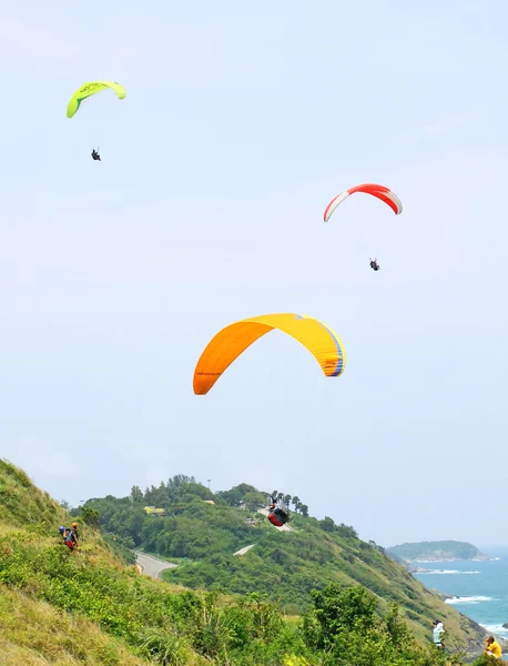 Phuket, thailand - 26 juni: en oidentifierad grupp av paragliders — Stockfoto