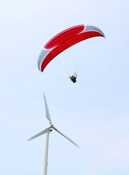 Phuket, thailand - 26 juni: en oidentifierad grupp av paragliders — Stockfoto