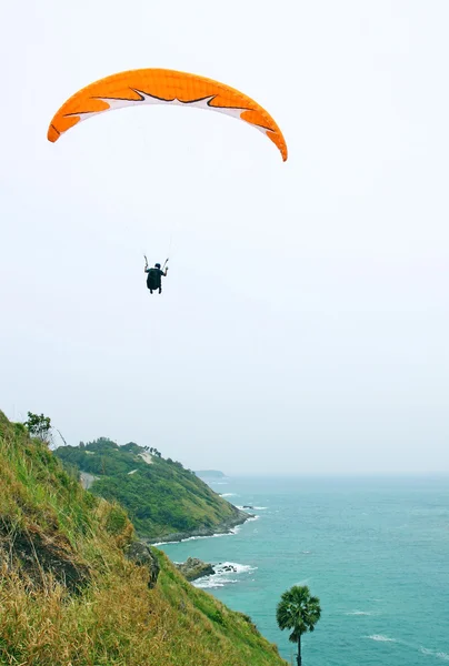 PHUKET, THAILAND - JUNE 26: An unidentified group of paragliders — Stock Photo, Image