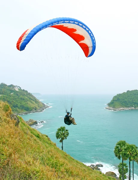 Phuket, thailand - 26 juni: een niet geïdentificeerde groep paragliders — Stockfoto