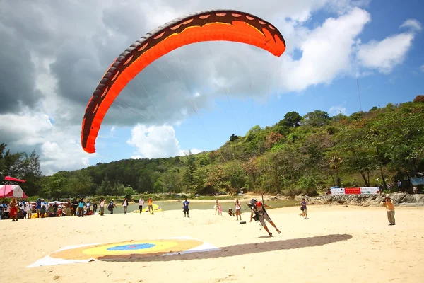 Phuket, Tayland - 21 Mayıs: yamaç paraşütü Yarışması, yıllık olay — Stok fotoğraf