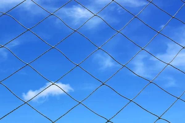 Football netto, blauwe hemel — Stockfoto