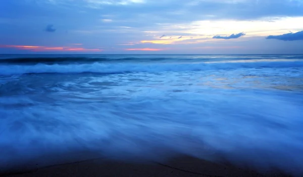 Ola de mar Crepúsculo, Playa de Maikao Phuket —  Fotos de Stock