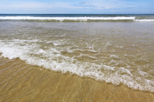 Θάλασσα άμμου κύμα, μπλε ουρανό — Φωτογραφία Αρχείου