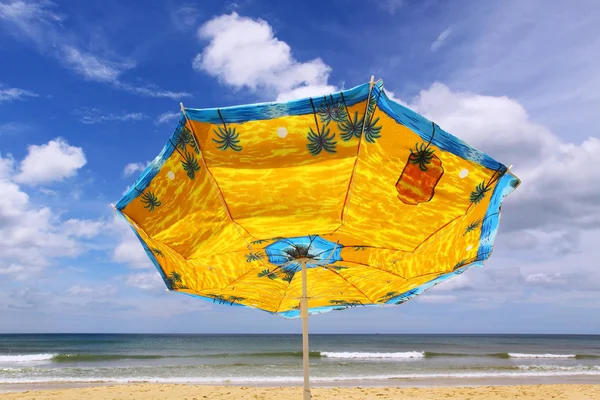 Colourful umbrella and sea — Stock Photo, Image