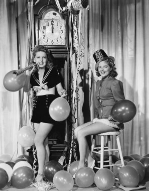 Yeni yıl arifesinde balonlarla kadınlar