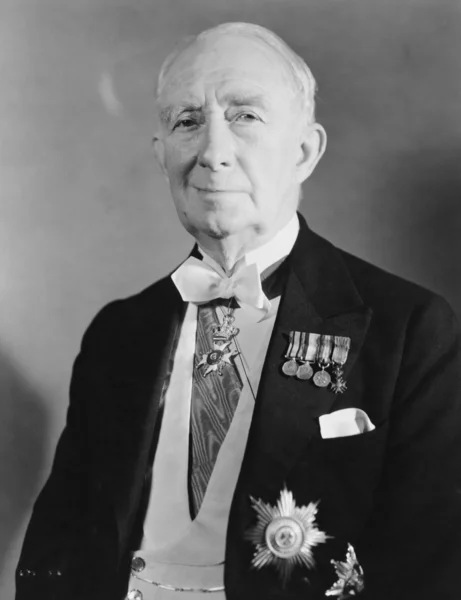 Старший дипломат с медалью в груди — стоковое фото