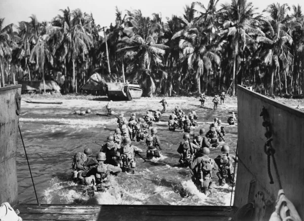 Amerykański żołnierzy szturmuje plażach podczas ii wojny światowej — Zdjęcie stockowe
