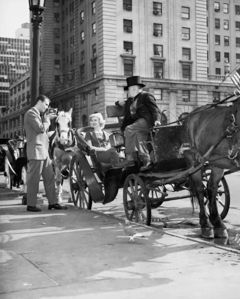 Equitação em grande estilo - motorista de carruagem no Grand Army Plaza — Fotografia de Stock
