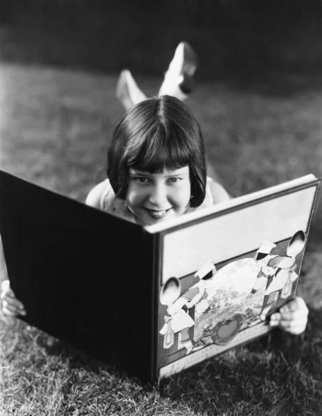 Ανάγνωση είναι διασκέδαση — Φωτογραφία Αρχείου