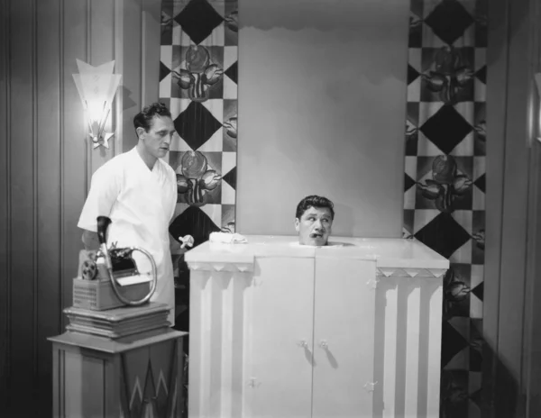 Hombre en baño de vapor con asistente y dictaphone —  Fotos de Stock