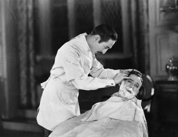 Ένας εμπειρογνώμονας σε στενή ξυρίζει — Φωτογραφία Αρχείου