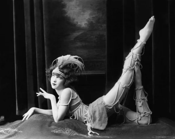 Gelangweilte Tänzerin posiert im Perlenkostüm — Stockfoto