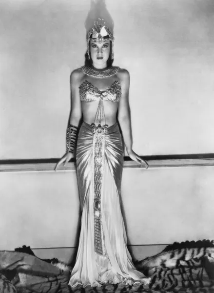 Ritratto di donna in drammatico costume egiziano — Foto Stock