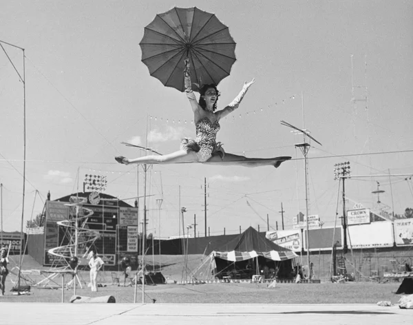 女性 acrobat 做拆分上走钢丝 — 图库照片