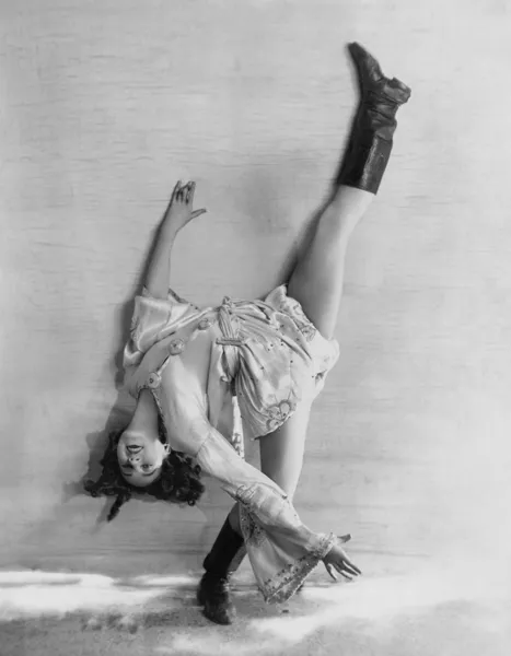 Flexible Tänzerin beugt sich nach hinten — Stockfoto