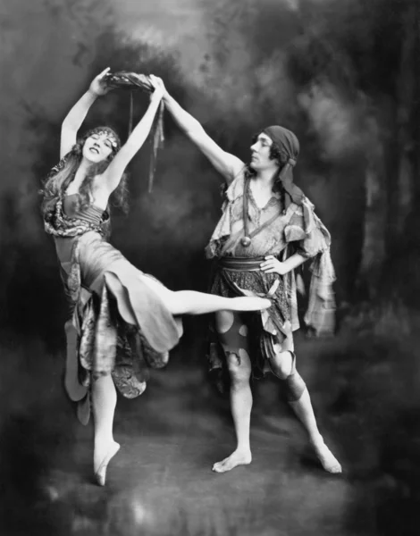 Manliga och kvinnliga balettdansörer utför i kostym — Stockfoto