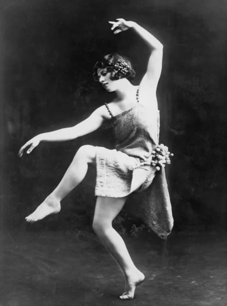 実行する女性の現代ダンサーの肖像画 — ストック写真