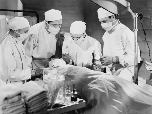 Gruppo di medici che eseguono interventi chirurgici — Foto Stock