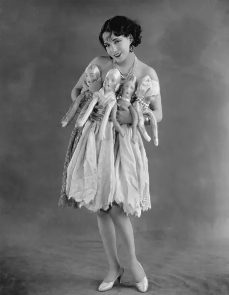 Portret młodej kobiety, posiadający cztery lalki — Zdjęcie stockowe