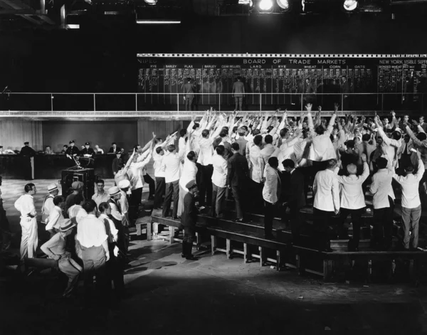 Multidão de comerciantes excitados na bolsa de valores — Fotografia de Stock