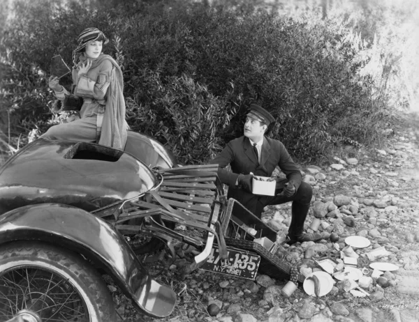 Žena a chauffer po dopravní nehodě v zemi — Stock fotografie