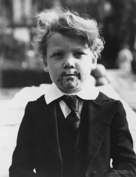 Προσωπογραφία αγοριού με τρόφιμα στο πρόσωπό του — Φωτογραφία Αρχείου