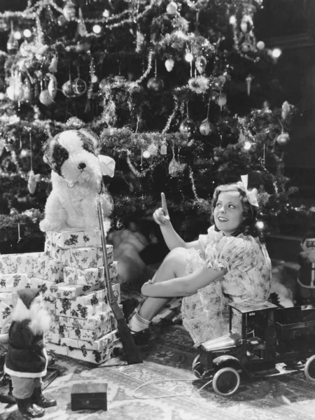 Adolescente chica con regalos bajo el árbol de Navidad — Foto de Stock