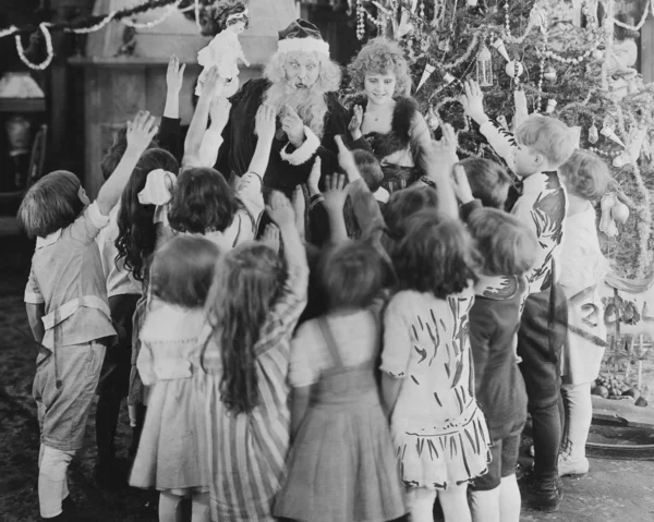 Santa claus met groep opgewonden kinderen — Stockfoto