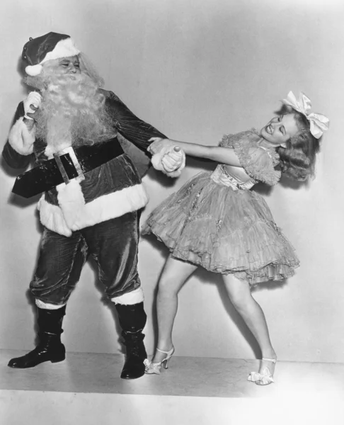 Donna che prova a ballare con Babbo Natale — Foto Stock