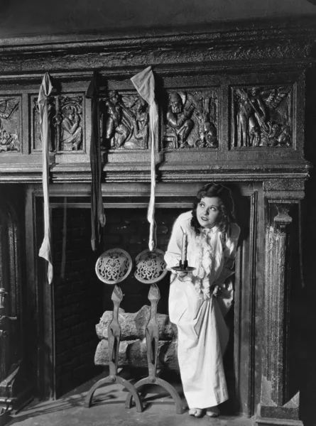 Mujer con medias colgando en el hogar — Foto de Stock