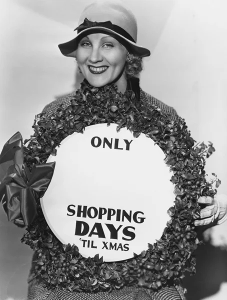 Woman with sign with number of shopping days until Christmas — Stock Photo, Image