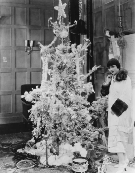 Γυναίκα με το χριστουγεννιάτικο δέντρο και δώρα — Φωτογραφία Αρχείου
