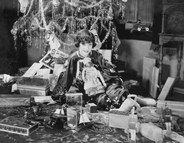 Porträtt av tonårsflicka med öppnade julklappar — Stockfoto