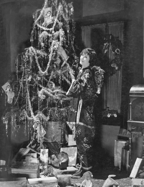 Chica adolescente decorando árbol de navidad —  Fotos de Stock