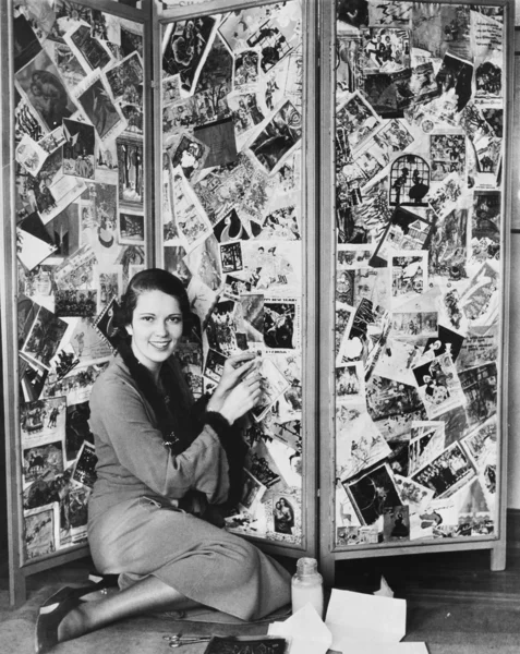 Retrato de la mujer haciendo collage tarjeta de Navidad en la pantalla —  Fotos de Stock
