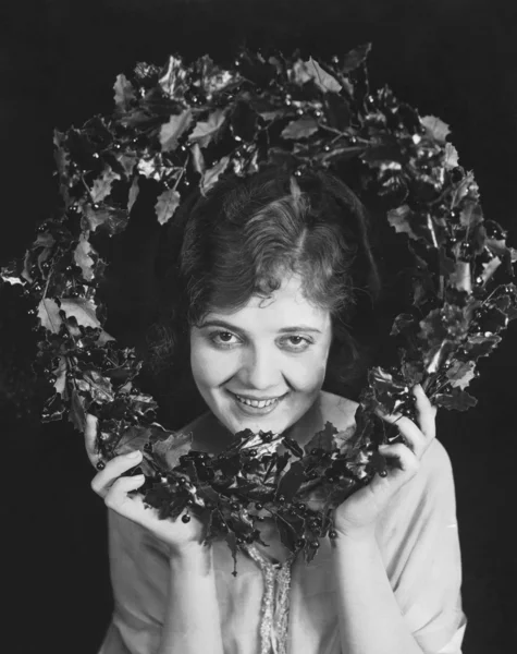 Πορτραίτο γυναίκας κρατώντας Χριστούγεννα στεφάνι — Φωτογραφία Αρχείου