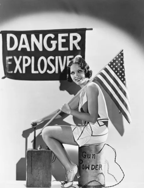 Retrato de mulher com bandeira americana e explosivos — Fotografia de Stock