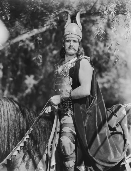 馬に乗ってバイキング男の肖像 — ストック写真