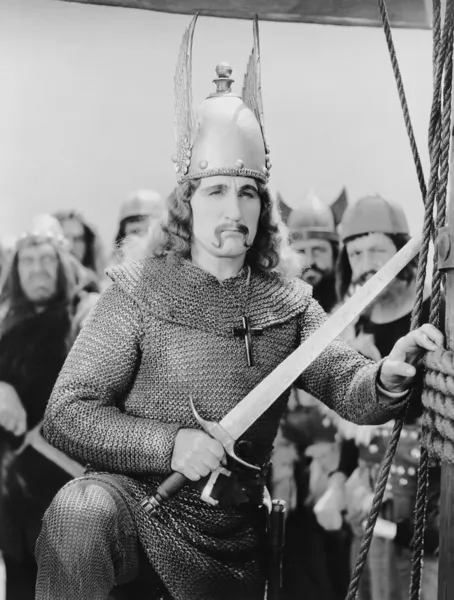 Портрет Вікінг з мечем — стокове фото