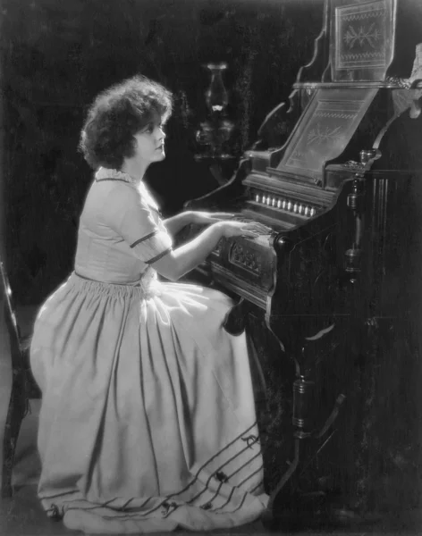 Retrato de mulher tocando órgão — Fotografia de Stock