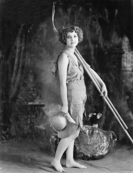 Portret van vrouw met pitchfork en stro hoed — Stockfoto
