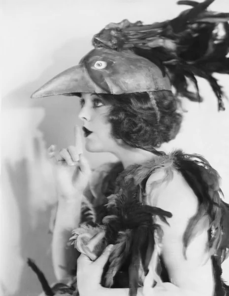 鳥のコスチュームを着ている女性の肖像画 — ストック写真