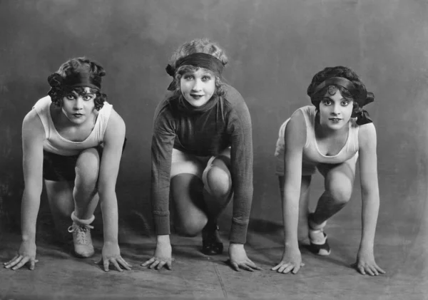 在起始位置的三个女运动员的肖像 — 图库照片
