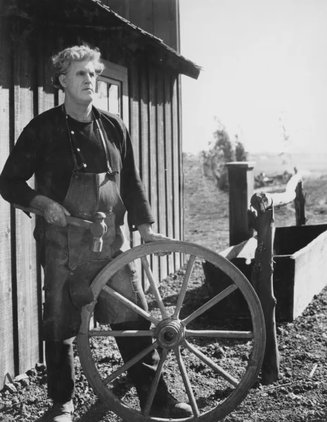 Portret van ambachtsman met houten wiel — Stockfoto