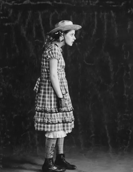 Retrato de menina em vestido xadrez e chapéu de palha — Fotografia de Stock