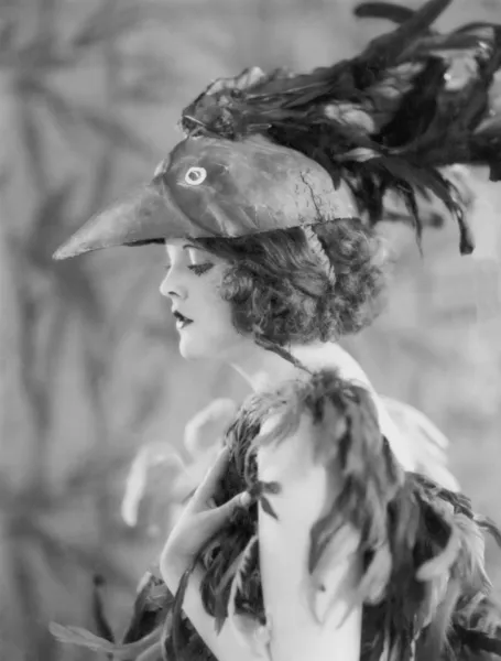 Retrato de mulher vestindo traje de pássaro — Fotografia de Stock