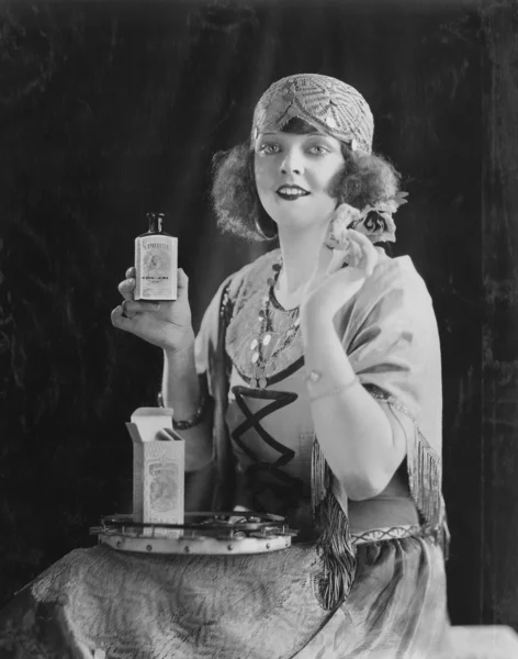 Portret kobiety w użyciu kosmetyk — Zdjęcie stockowe