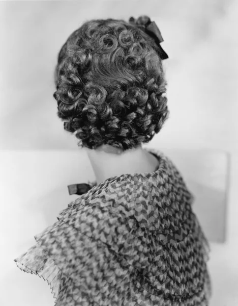 Krullend haar op achterkant womans hoofd — Stockfoto