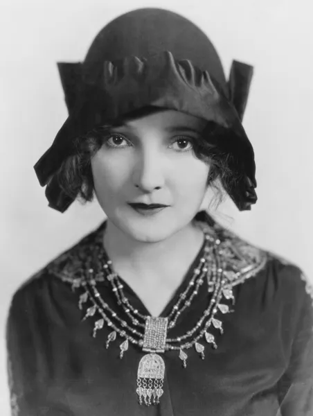 Retrato de mulher usando chapéu e colar — Fotografia de Stock